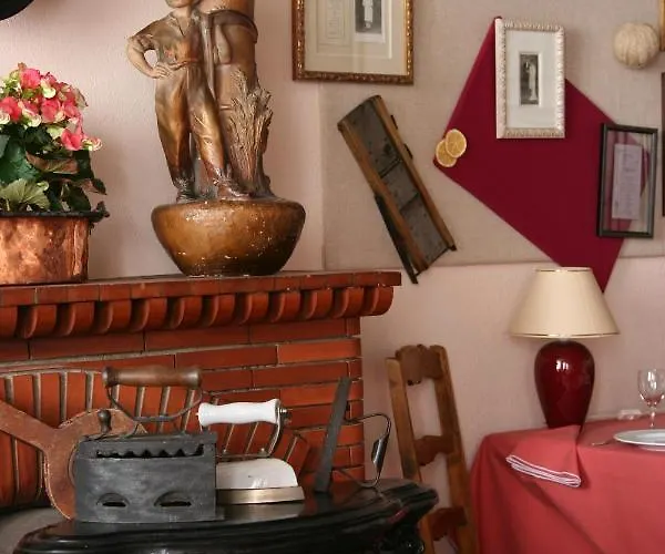 Castel 1904 Hotel Saint-Gervais-dʼAuvergne