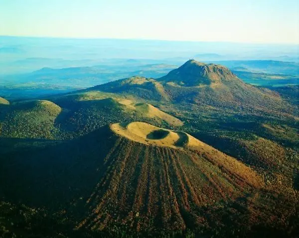 Castel 1904 Hotel Saint-Gervais-dʼAuvergne